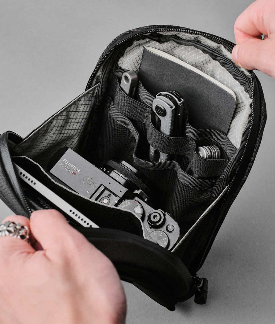ALPAKA Vertical Sling 迷你側肩包 600D｜RFID 阻擋口袋設計，保障個人資料安全