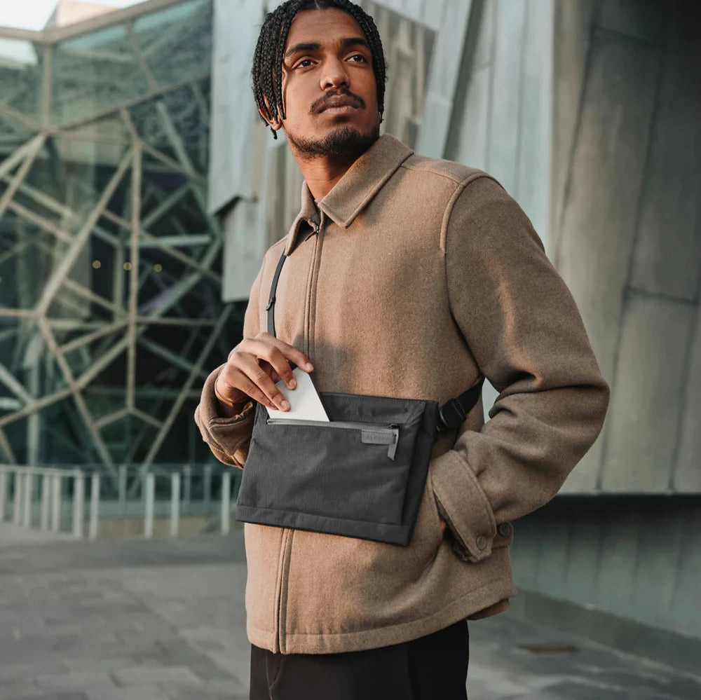 ALPAKA Zip Pouch Max V2 多功能側肩包｜採用 Axoflux 210D 防撕裂尼龍材質與 YKK Aquaguard 防水拉鍊