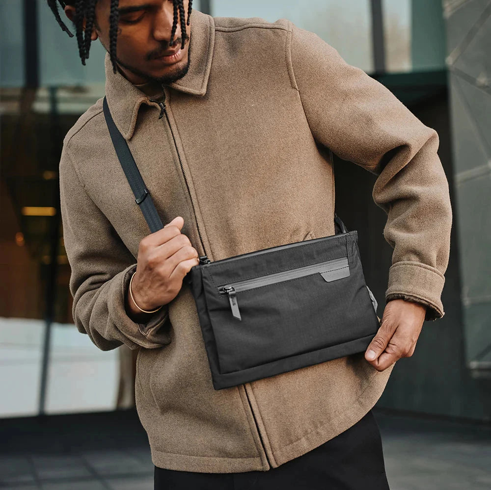 ALPAKA Zip Pouch Max V2 多功能側肩包｜採用 Axoflux 210D 防撕裂尼龍材質與 YKK Aquaguard 防水拉鍊