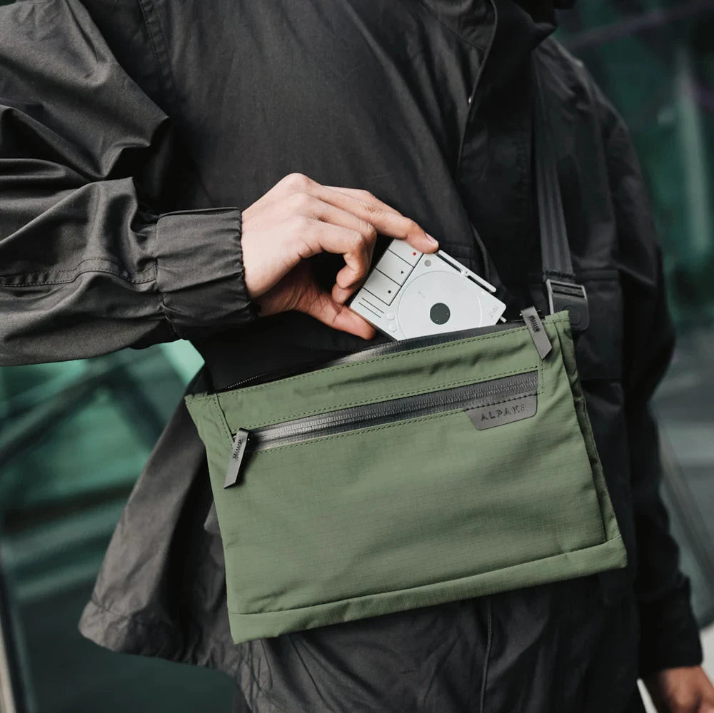 ALPAKA Zip Pouch Max V2 多功能側肩包｜適合日常通勤與旅行使用