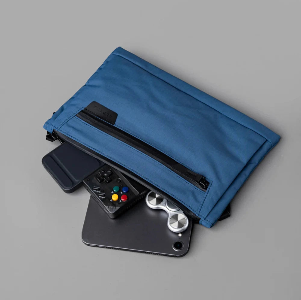 ALPAKA Zip Pouch Max V2 多功能側肩包｜主隔層擁有可擴展底座，可靈活容納更多物品