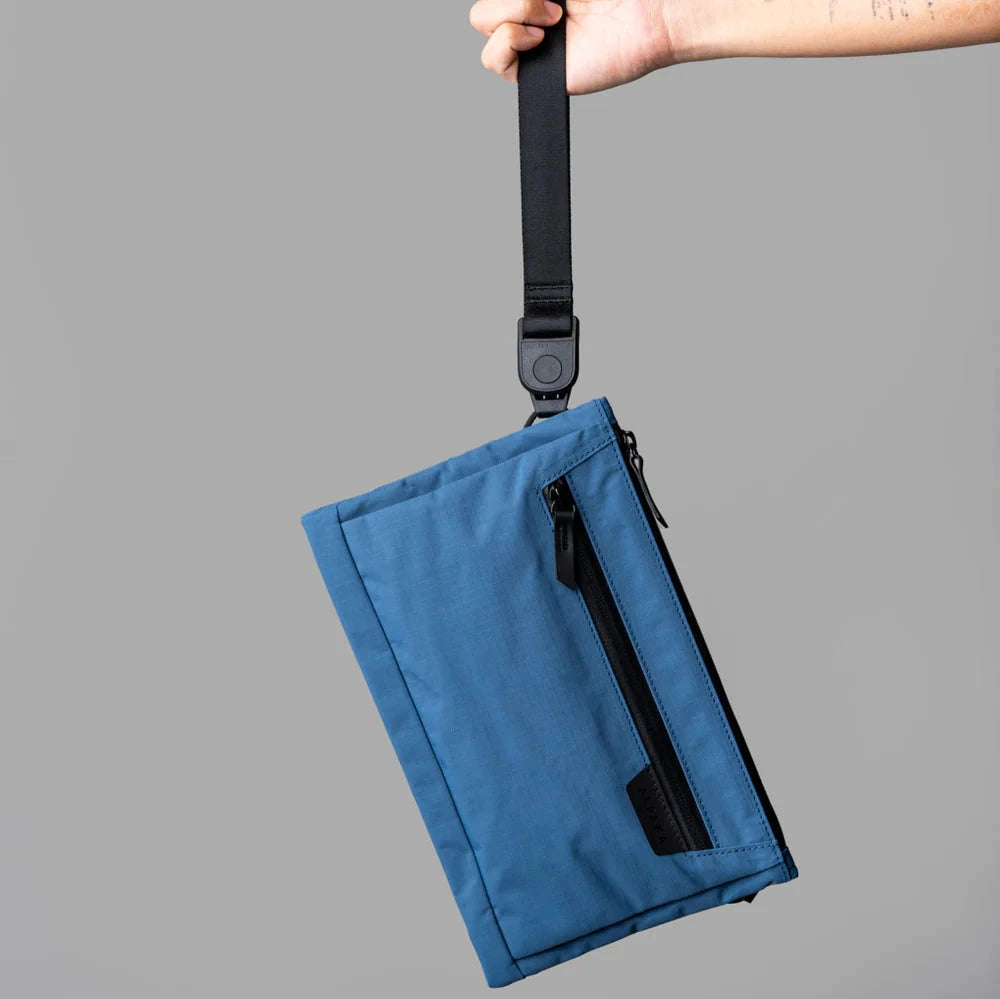 ALPAKA Zip Pouch Max V2 多功能側肩包｜主隔層擁有可擴展底座，可靈活容納更多物品