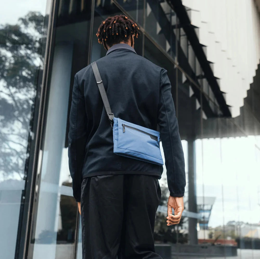 ALPAKA Zip Pouch Max V2 多功能側肩包｜主隔層擁有可擴展底座，可靈活容納更多物品