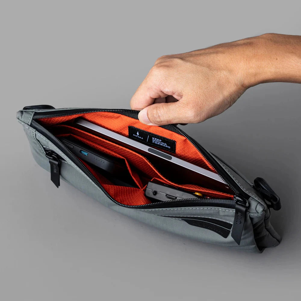 ALPAKA Zip Pouch Max V2 多功能側肩包｜配備可拆卸肩帶與手帶