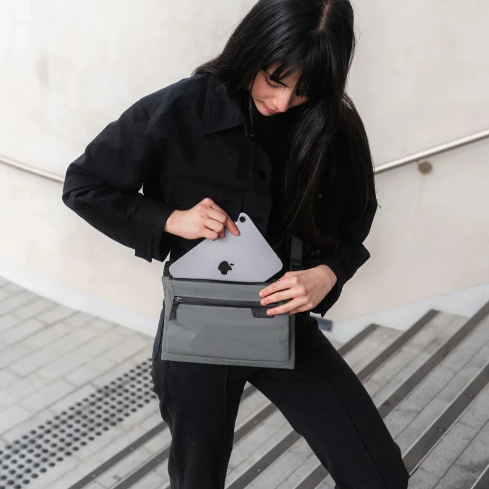 ALPAKA Zip Pouch Max V2 多功能側肩包｜配備可拆卸肩帶與手帶