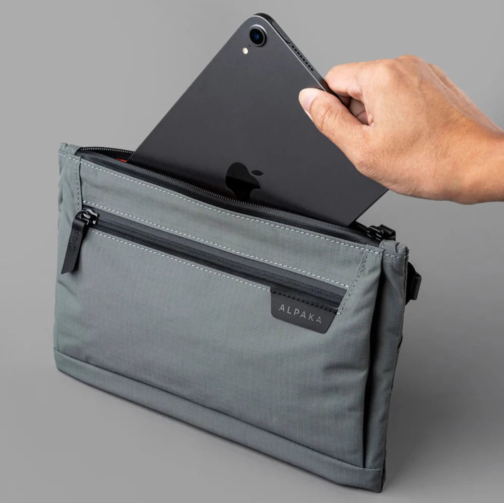 ALPAKA Zip Pouch Max V2 多功能側肩包｜配備可拆卸肩帶與手帶