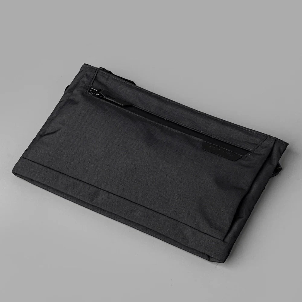 ALPAKA Zip Pouch Max V2 多功能側肩包｜採用 Axoflux 210D 防撕裂尼龍材質與 YKK Aquaguard 防水拉鍊