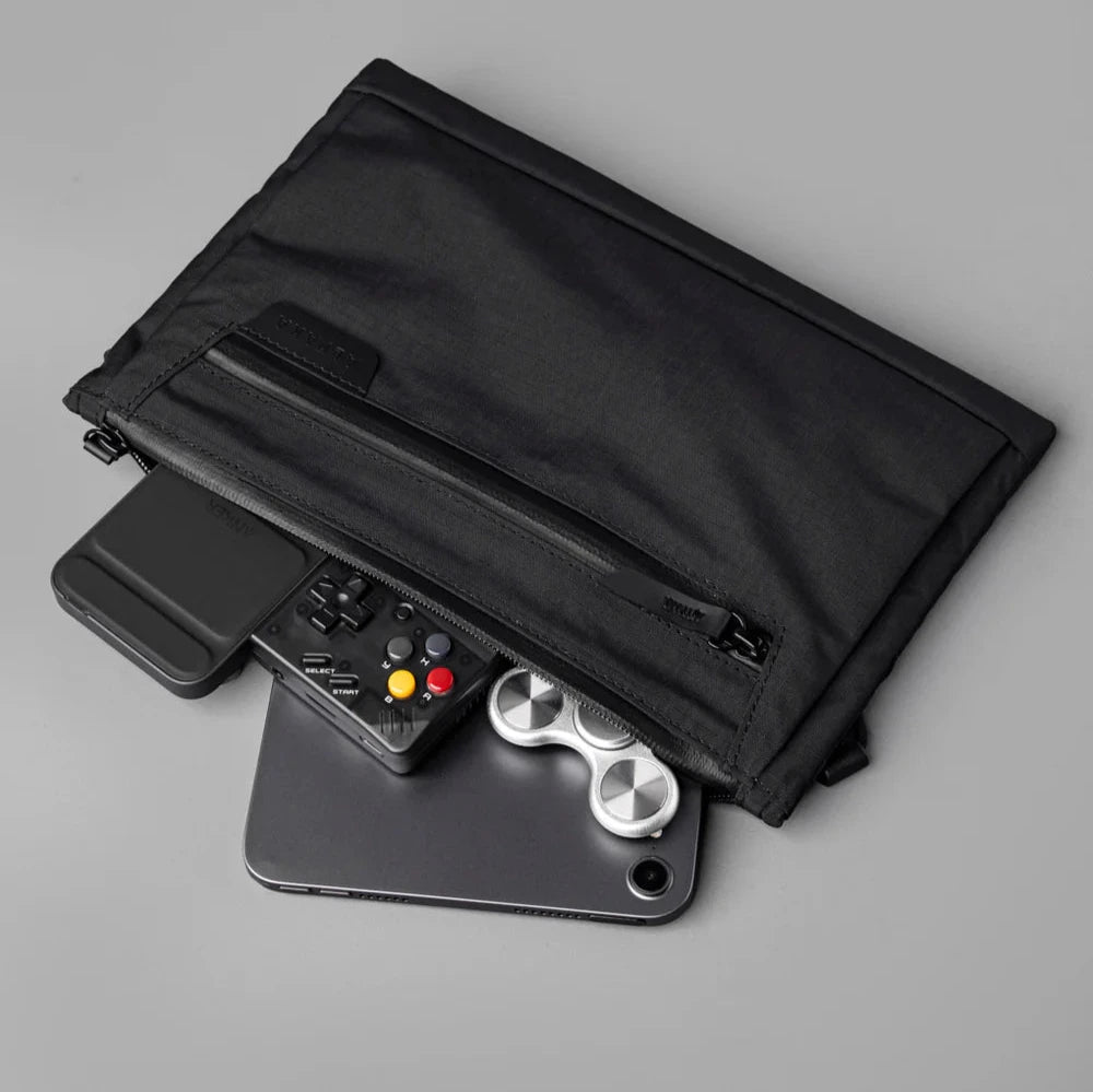 ALPAKA Zip Pouch Max V2 多功能側肩包｜採用 Axoflux 210D 防撕裂尼龍材質與 YKK Aquaguard 防水拉鍊