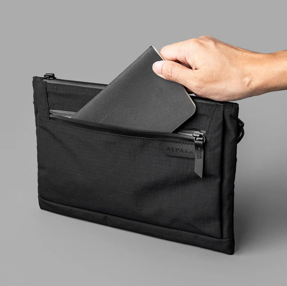 ALPAKA Zip Pouch Max V2 多功能側肩包｜採用 Axoflux 210D 防撕裂尼龍材質與 YKK Aquaguard 防水拉鍊