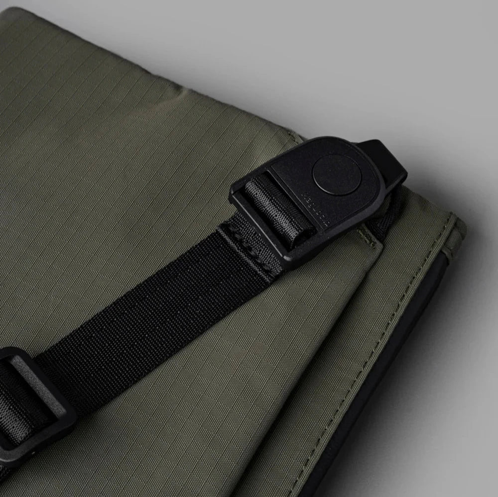 ALPAKA Zip Pouch Max V2 多功能側肩包｜適合日常通勤與旅行使用