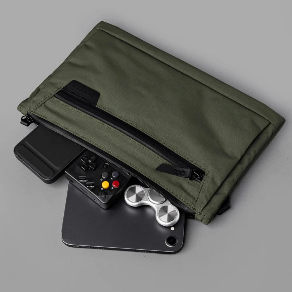 ALPAKA Zip Pouch Max V2 多功能側肩包｜適合日常通勤與旅行使用