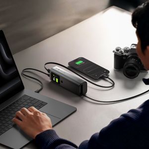 SHARGE Retractable 165 行動電源 - 多裝置同時充電示意（最多 3 部裝置）