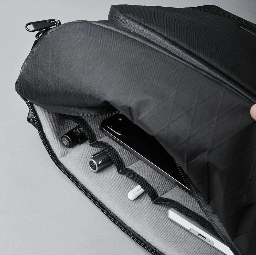 ALPAKA Bravo Sling Max V2 - USB 充電埠與 RFID 屏蔽設計，安全又實用
