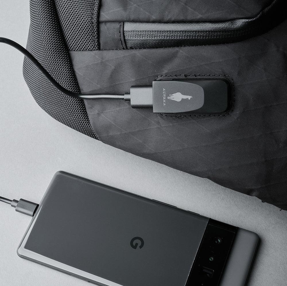 ALPAKA Bravo Sling Max V2 - USB 充電埠與 RFID 屏蔽設計，安全又實用