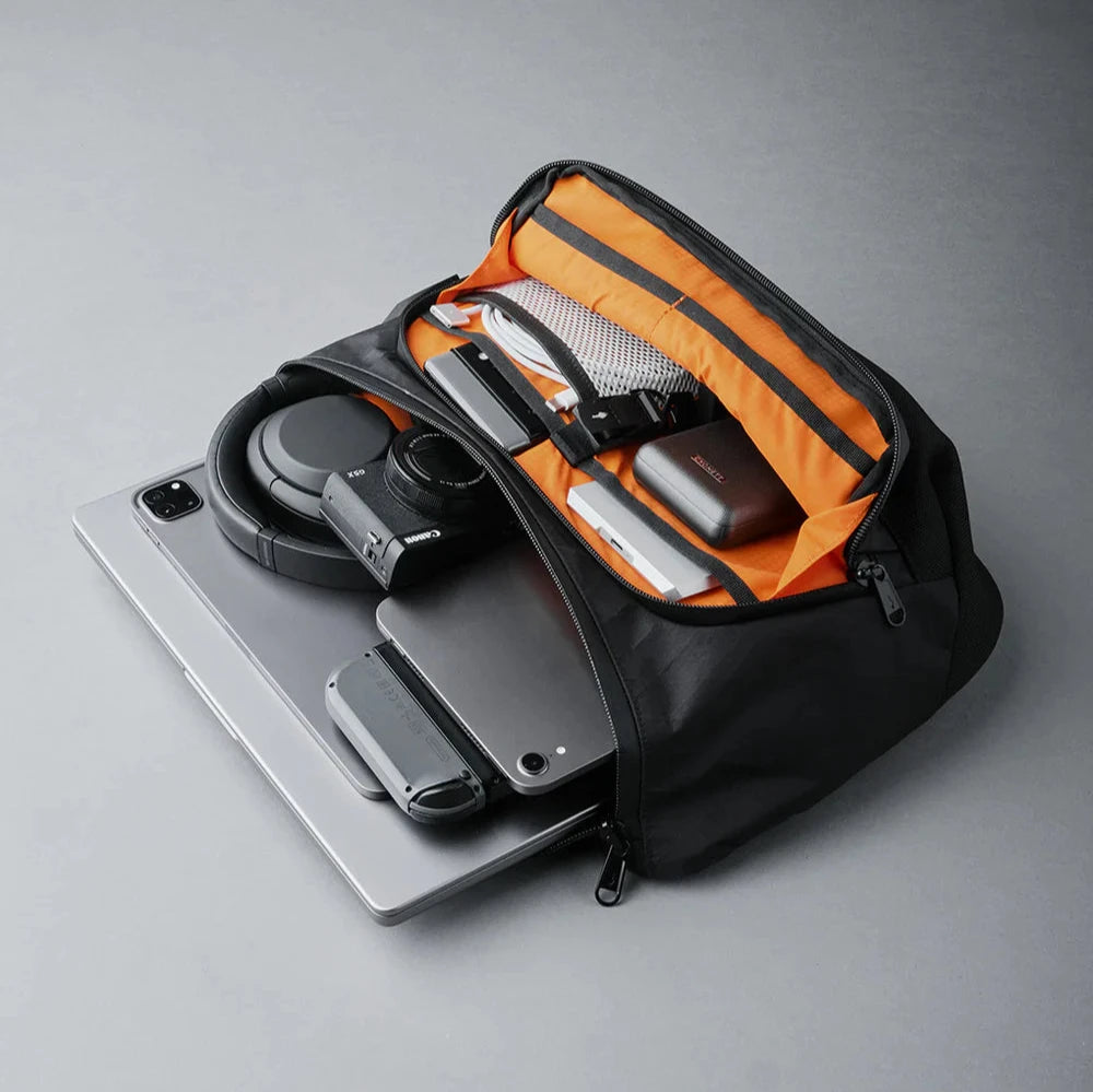 ALPAKA Bravo Sling Max V2 - USB 充電埠與 RFID 屏蔽設計，安全又實用