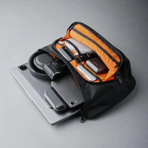 ALPAKA Bravo Sling Max V2 - USB 充電埠與 RFID 屏蔽設計，安全又實用