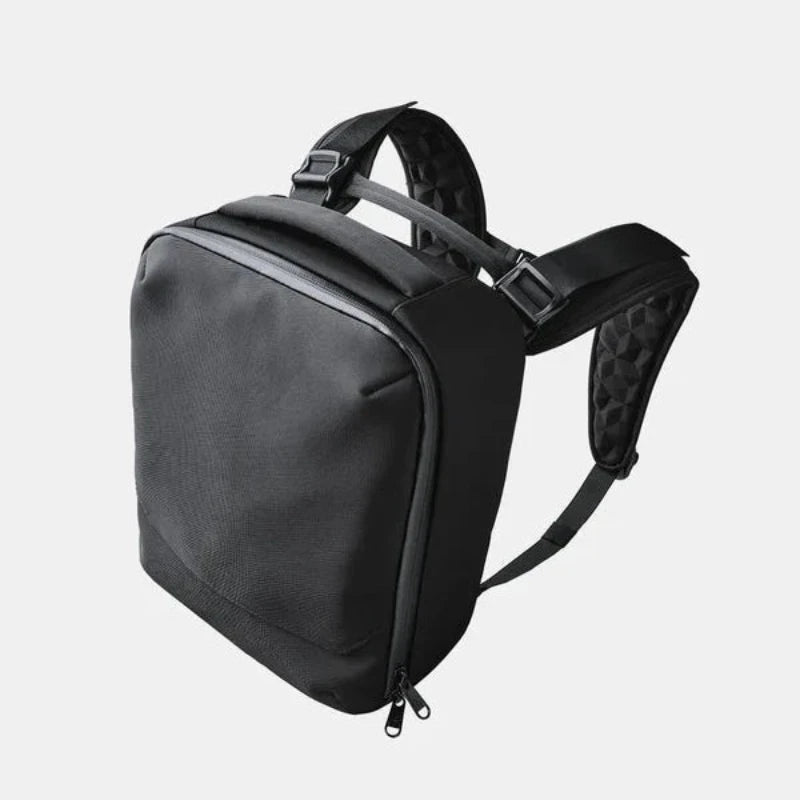 ALPAKA Backpack Harness 背帶配件｜配備舒適襯墊肩帶與磁性胸扣，適合長時間佩戴，提供穩定支撐與靈活攜帶體驗