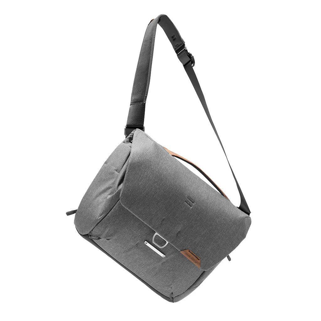 PEAK DESIGN Everyday Messenger ｜專利 MagLatch™ 磁扣系統，支持單手操作與快速存取