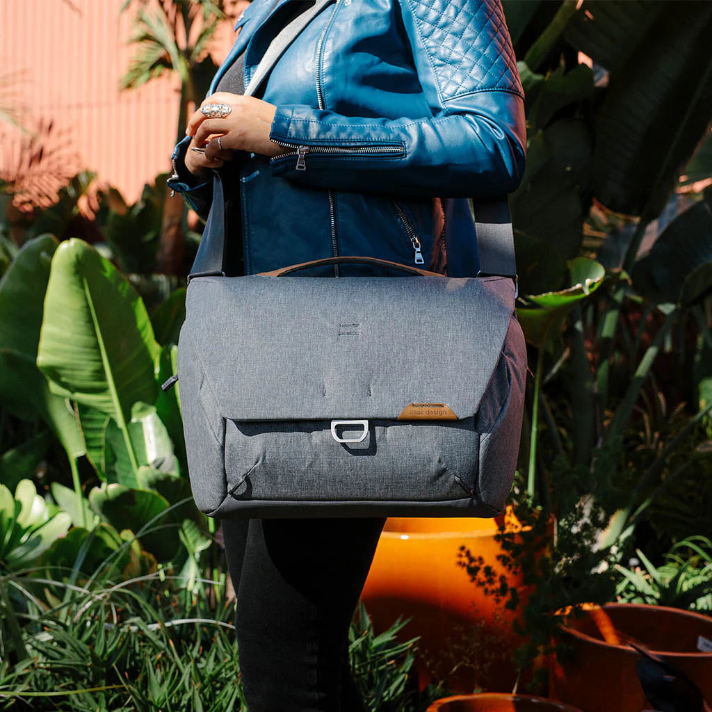 PEAK DESIGN Everyday Messenger ｜袋身採用 100% 再生 400D 防水尼龍帆布製成
