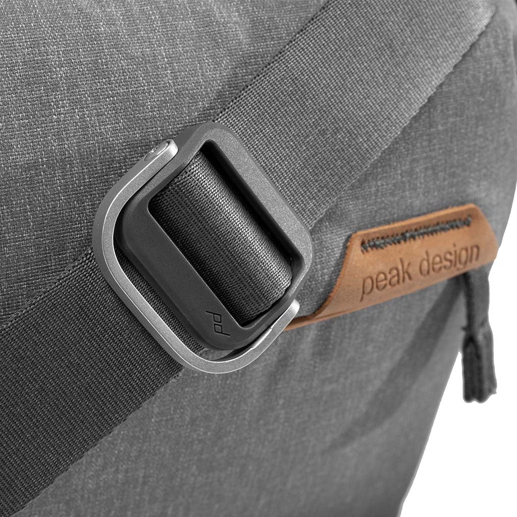 PEAK DESIGN Everyday Sling｜內部設 FlexFold 分隔板，外部配備 Cord Hook™ 外掛繩