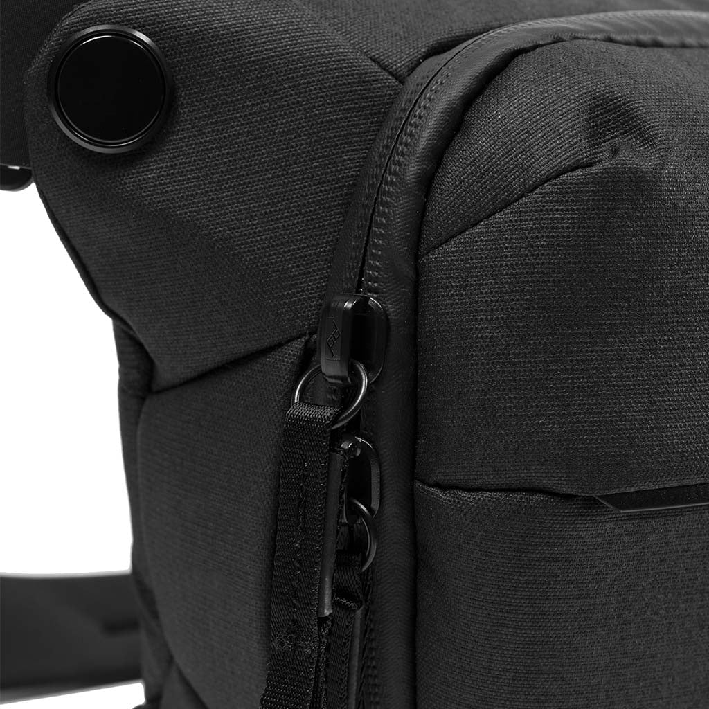 PEAK DESIGN Everyday Sling｜內部設 FlexFold 分隔板，外部配備 Cord Hook™ 外掛繩
