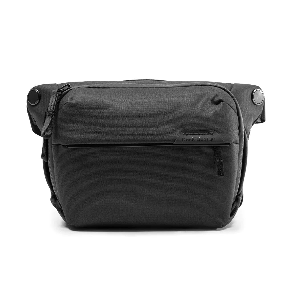PEAK DESIGN Everyday Sling｜內部設 FlexFold 分隔板，外部配備 Cord Hook™ 外掛繩