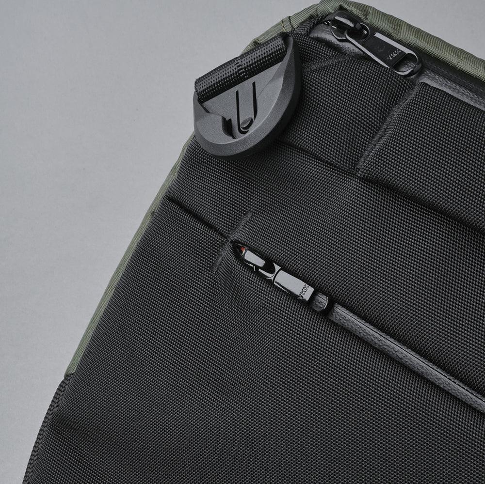 ALPAKA Bravo Sling Max V2 - USB 充電埠與 RFID 屏蔽設計，安全又實用
