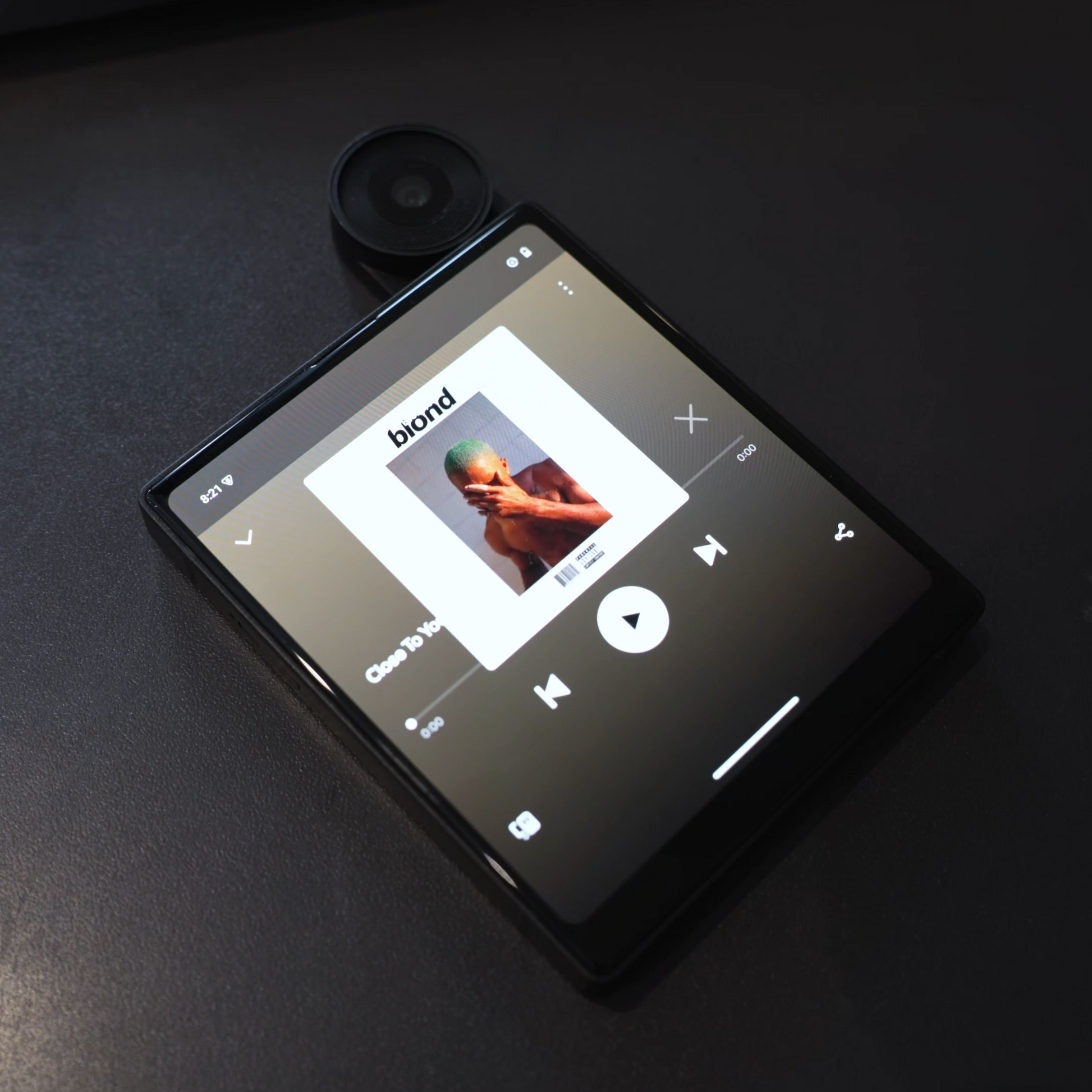 IKKO MindOne Pro AI 智能手機 - Pro 型號採用 9H 硬度藍寶石玻璃螢幕，耐刮抗衝擊，適合日常使用