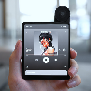 IKKO MindOne Pro AI 智能手機 - 輕便卡片式設計，尺寸僅 86×72×8.9mm，顯示 4.05 吋 AMOLED 螢幕，畫質細膩