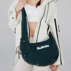 SUBTLE 穿行系列半月包｜13L 大容量斜孭袋｜防潑水輕便 通勤旅行兩用