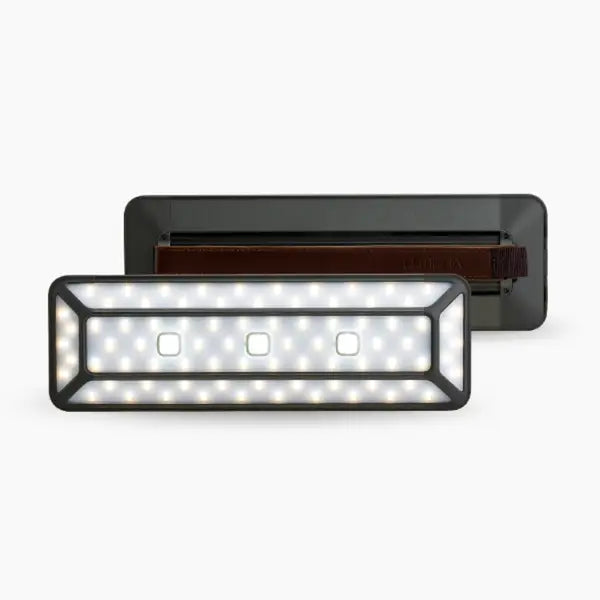 LUMENA LED 燈置於雨水中，展示其 IP54 防水性能。