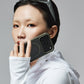 用戶在戶外使用 BITPLAY Wander Case iPhone 17 黑色款。