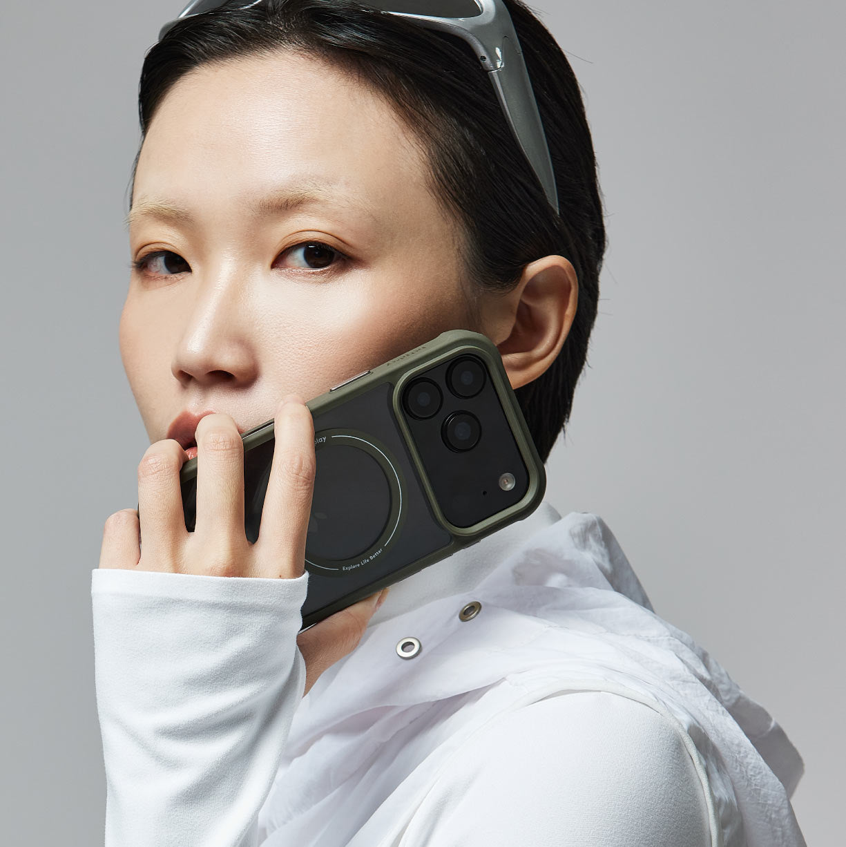 用戶在戶外使用 BITPLAY Wander Case iPhone 17 黑色款。