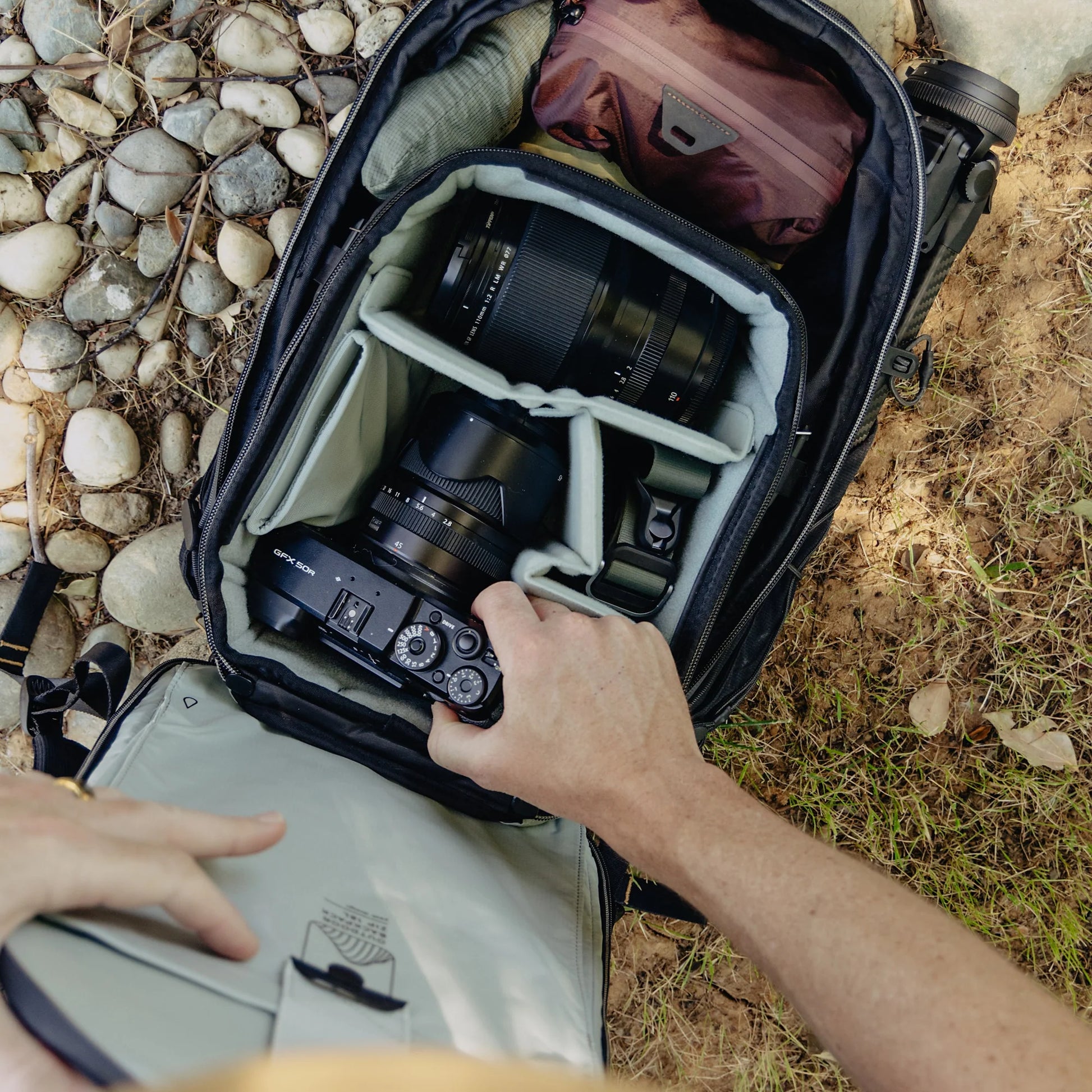 PEAK DESIGN Outdoor Backpack 18L｜內部結構精巧，能有效收納相機設備、水袋、筆電及其他日常用品