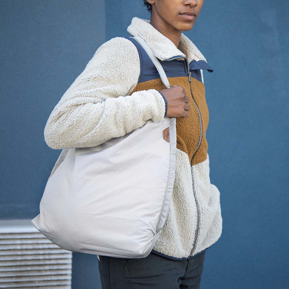 PEAK DESIGN Packable Tote｜採用 100% 再生防撕裂 70D 尼龍，有防水塗層