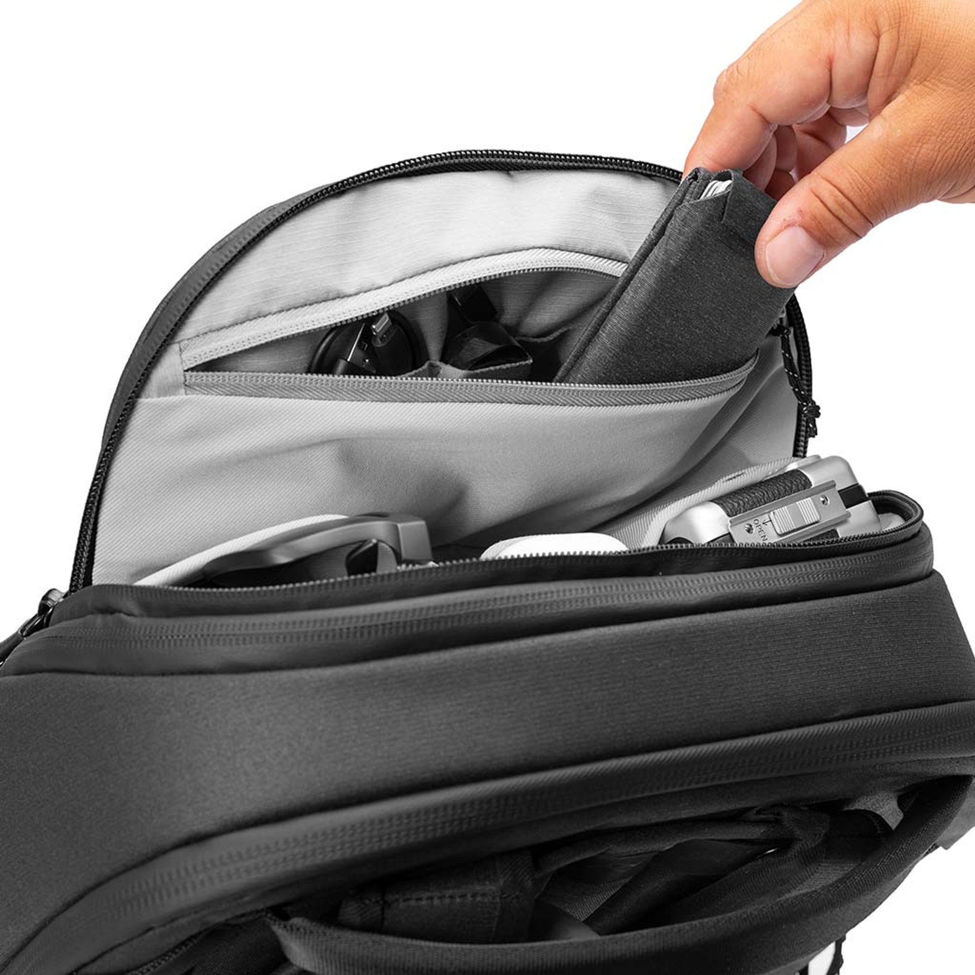 PEAK DESIGN Travel Backpack｜內部配備筆電和平板電腦隔層，外部設有可擴展側袋