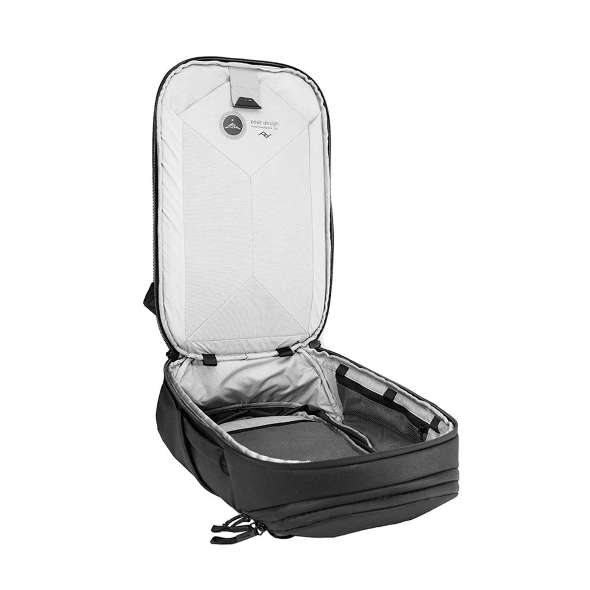 PEAK DESIGN Travel Backpack｜內部配備筆電和平板電腦隔層，外部設有可擴展側袋