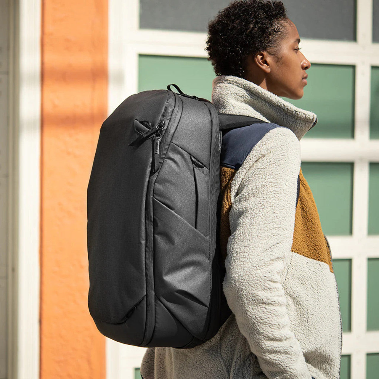 PEAK DESIGN Travel Backpack｜內部配備筆電和平板電腦隔層，外部設有可擴展側袋