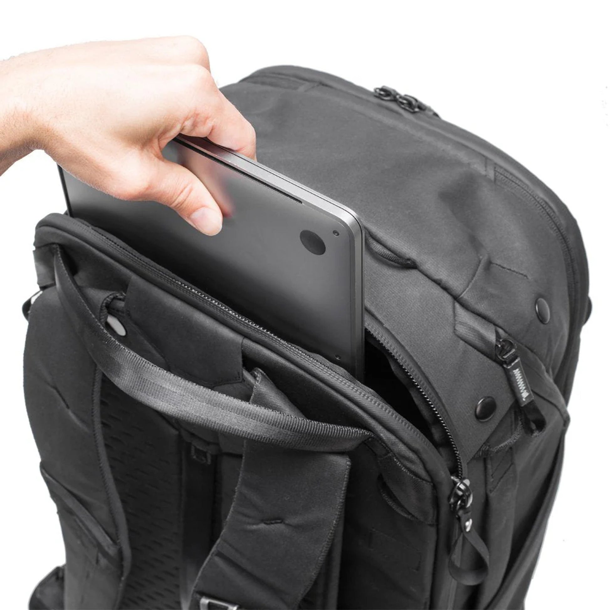 PEAK DESIGN Travel Backpack｜具備人體工學肩帶與透氣背墊，提供舒適與穩定性