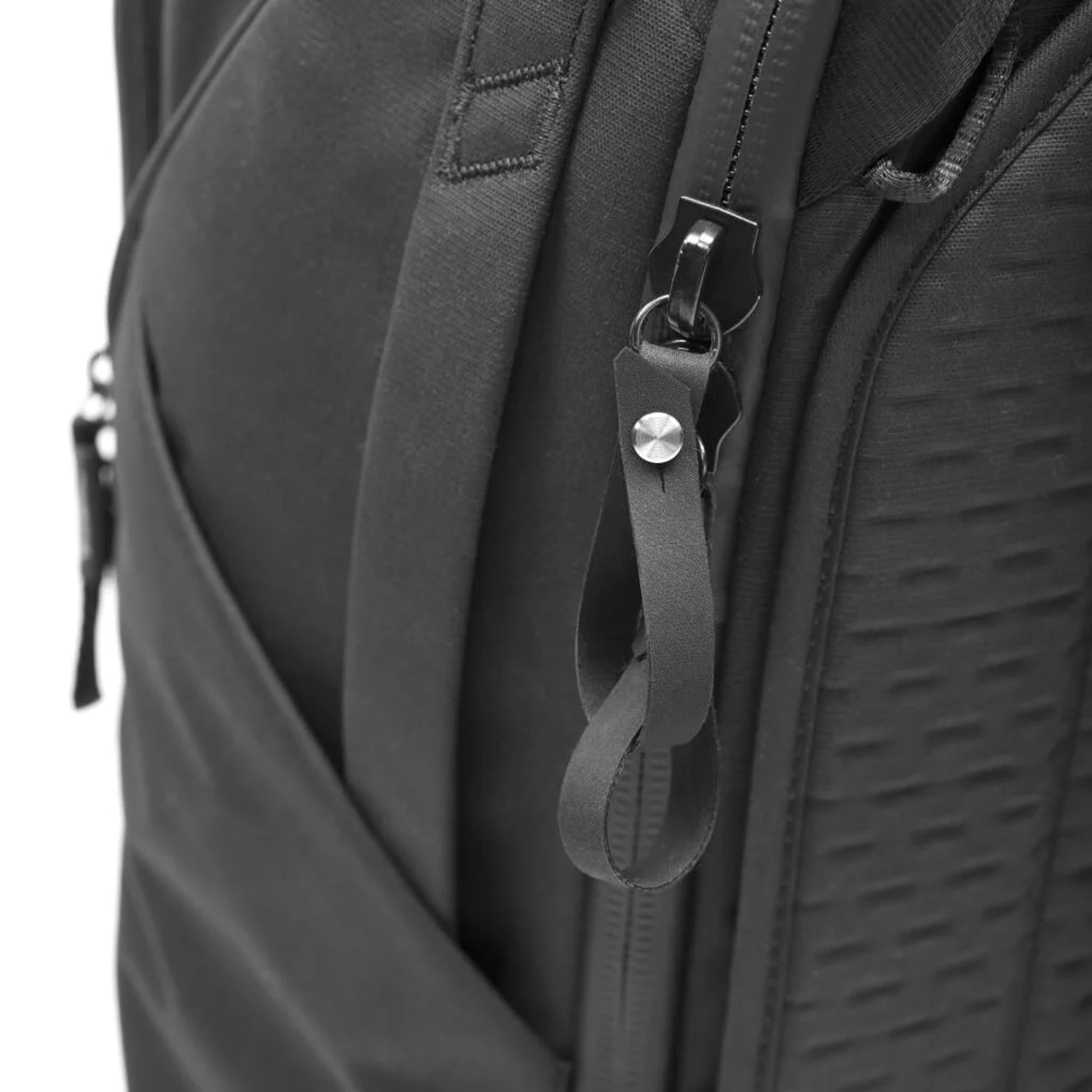PEAK DESIGN Travel Backpack｜具備人體工學肩帶與透氣背墊，提供舒適與穩定性