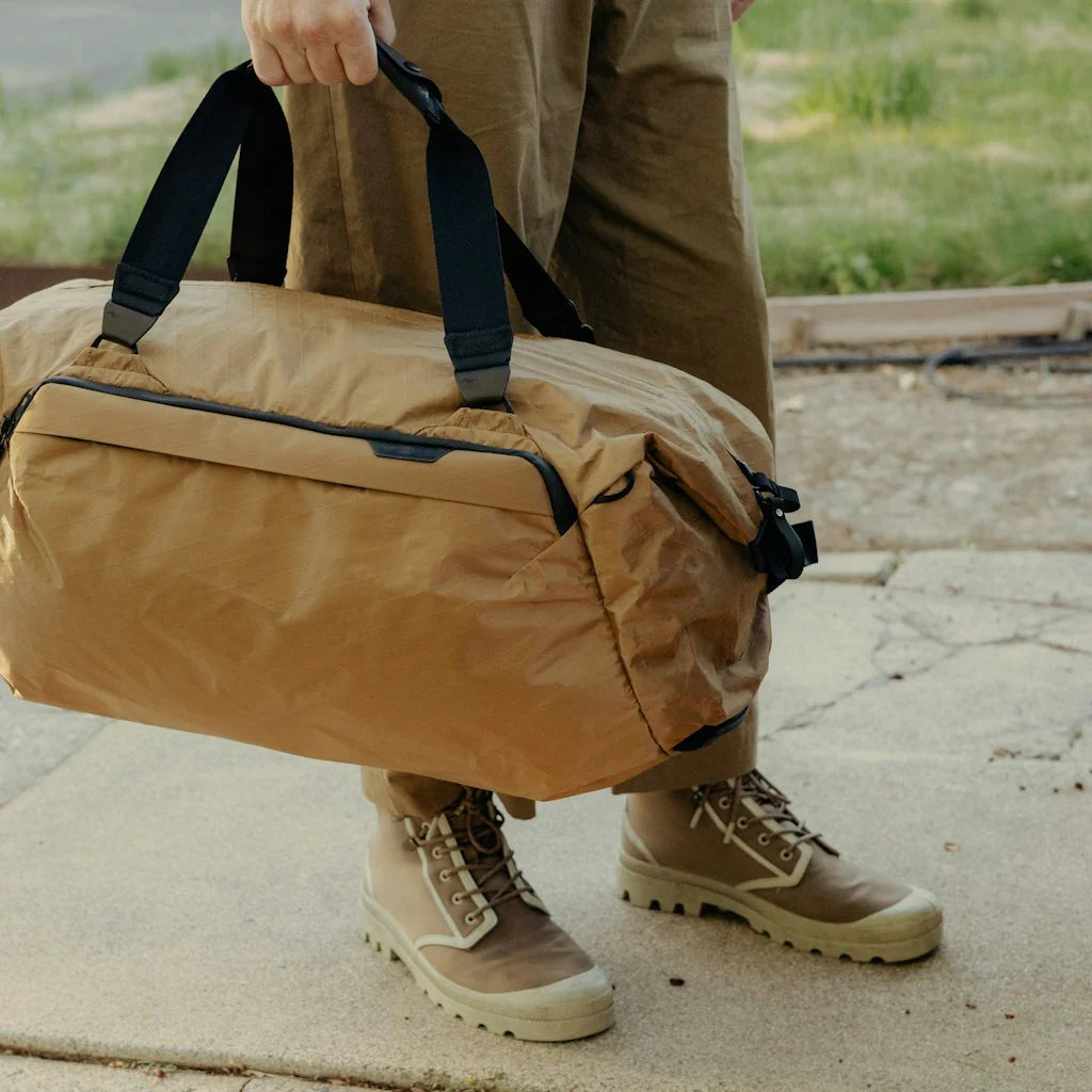 PEAK DESIGN Travel Duffel｜採用 600D 再生防水材料 製成，底部採用 900D 防水材質