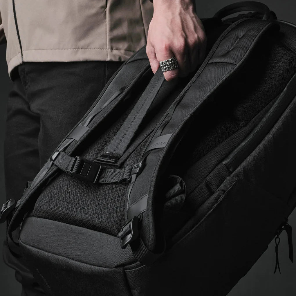 ALPAKA Shift Pack V2｜卷頂設計與舒適背負系統，適合通勤、旅行及日常使用
